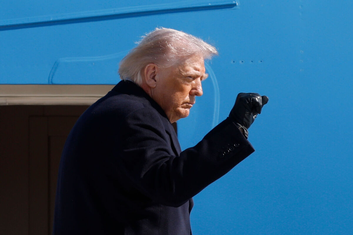President Donald Trump gestures from the stairs of Air Force One upon his arrival at Joint Base Andrews, Md., Friday, Feb. 27, 2025. (AP Photo/Luis M. Alvarez) President Donald Trump gestures from the stairs of Air Force One upon his arrival at Joint Base Andrews, Md., Friday, Feb. 27, 2025. (AP Photo/Luis M. Alvarez)