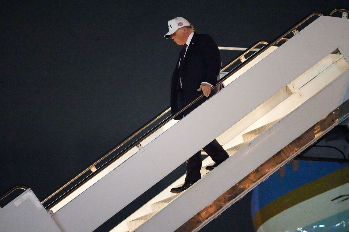 President Donald Trump arrives on Air Force One at Palm Beach International Airport in West Palm Beach, Fla., Friday, Feb. 27, 2026. (AP Photo/Matt Rourke)