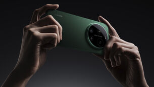<p>Starlit Green gives the Xiaomi 17 Ultra a subtle sparkle that stands out from typical flagship finishes. Picture: Xiaomi.</p>