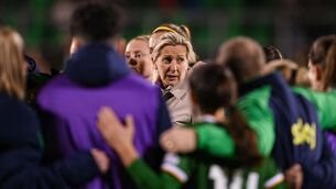 <p>DUTCH COURAGE: Republic of Ireland head coach Carla Ward speaks to her players. Pic: Stephen McCarthy/Sportsfile.</p>
