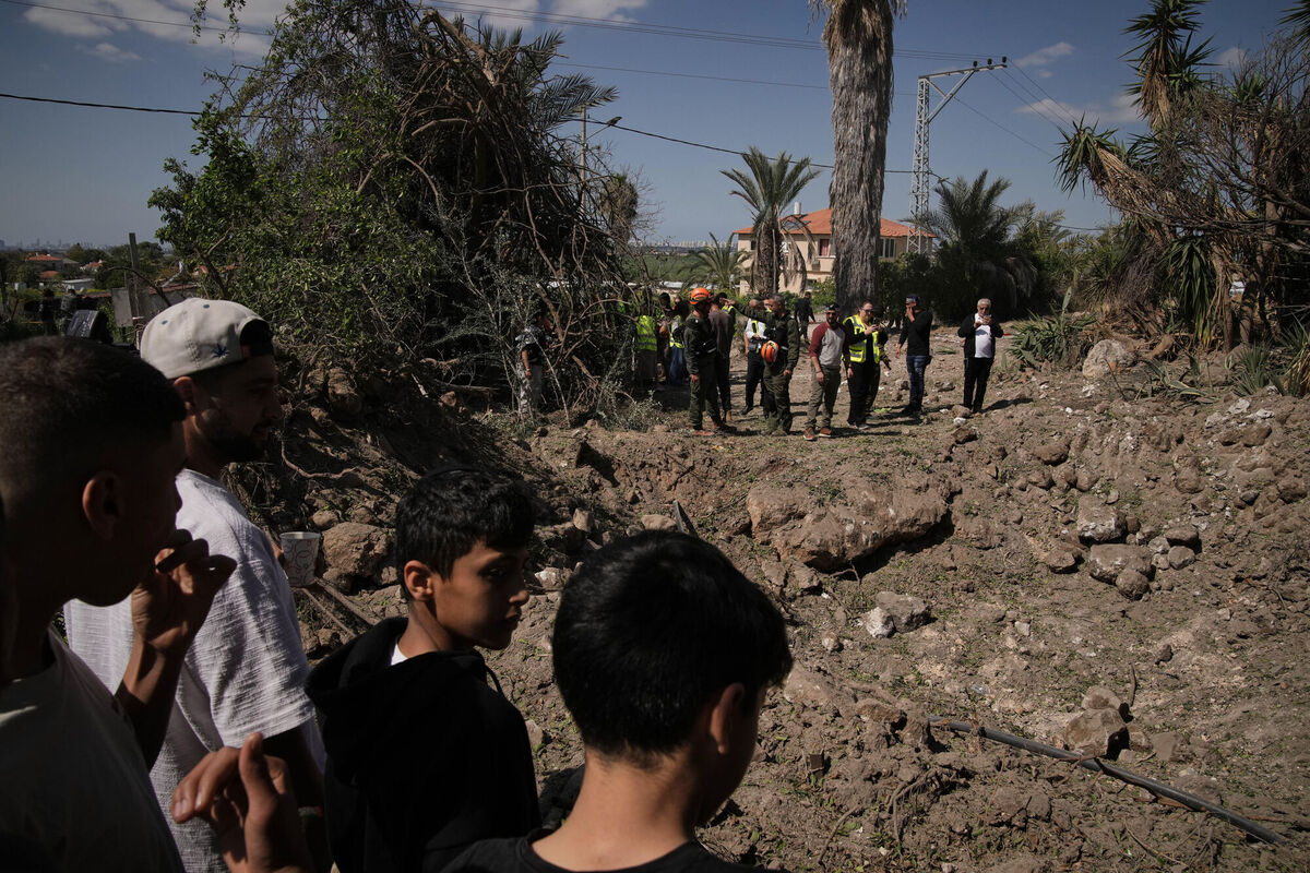 Residents and Israeli security forces inspect the site struck by an Iranian missile in central Israel, Thursday, March 5, 2026. (AP Photo/Leo Correa)