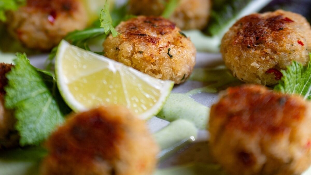 Crab cakes with wild garlic ranch