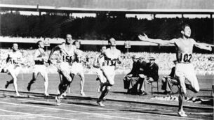 <p>MOMENT OF GLORY: Ronnie Delany wins Olympic gold at the 1956 Games in Melbourne. ©INPHO/Allsport</p>